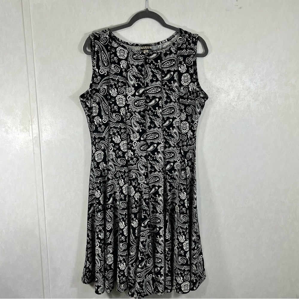 Haani Black and White Fit & Flare Sleeveless Midi Paisley Dress Seams Detail